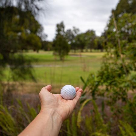Golf Place Inn Wollongong Primbee Exteriör bild