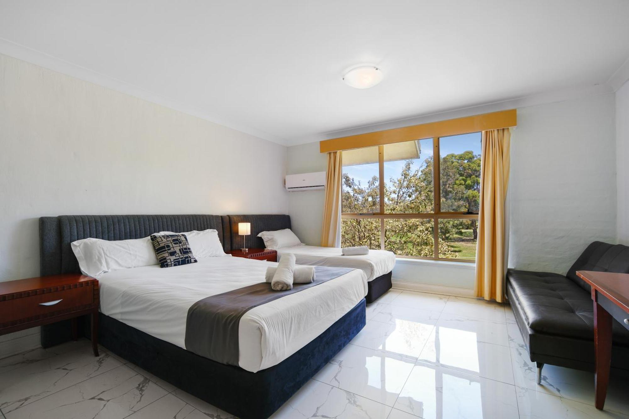 Golf Place Inn Wollongong Primbee Exteriör bild