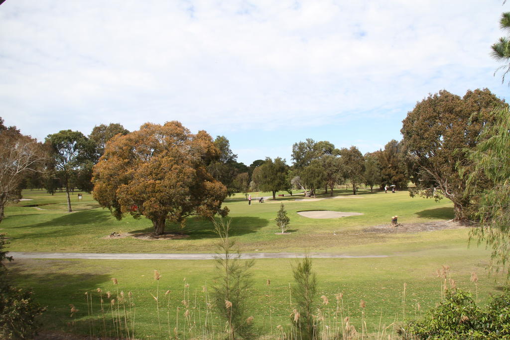 Golf Place Inn Wollongong Primbee Exteriör bild